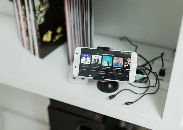 Retreat To A Stylish Concept House In ポルト