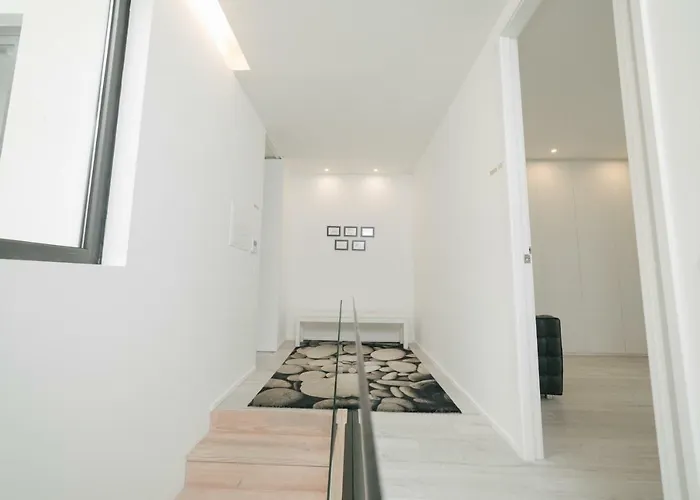 Retreat To A Stylish Concept House In ポルト
