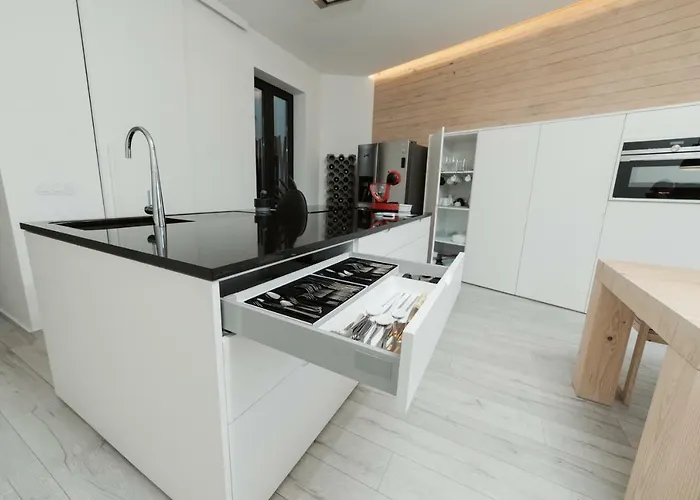 Retreat To A Stylish Concept House In 別荘